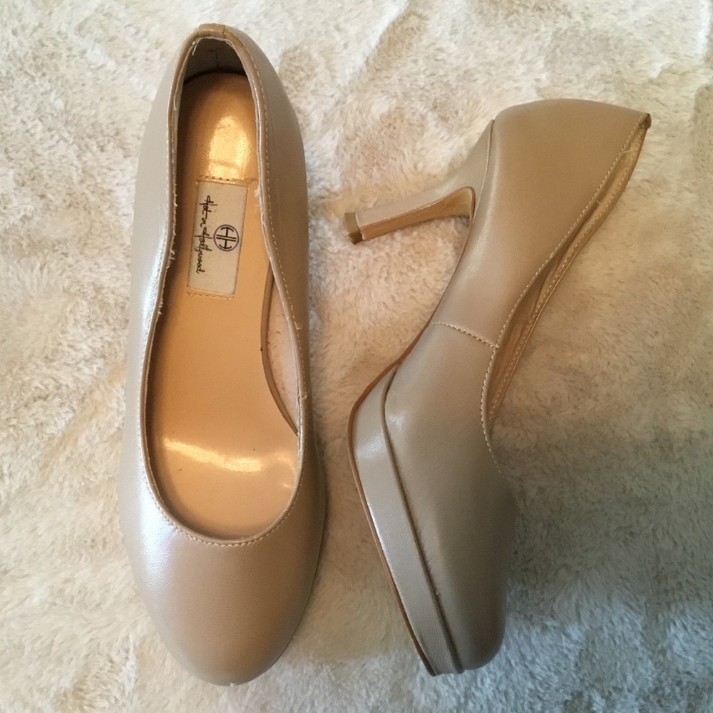 Hot in Hollywood Tan Classic Round Toe Platform Pumps - Size 8